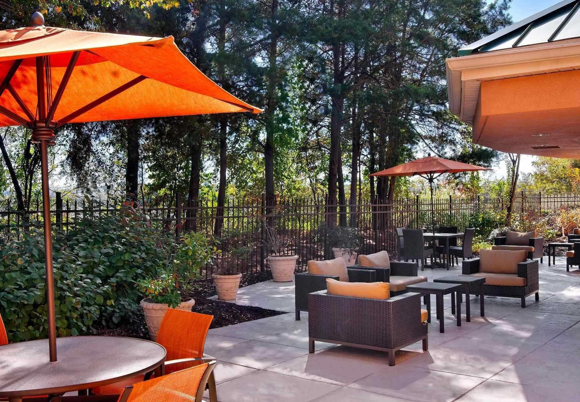 Courtyard 3*