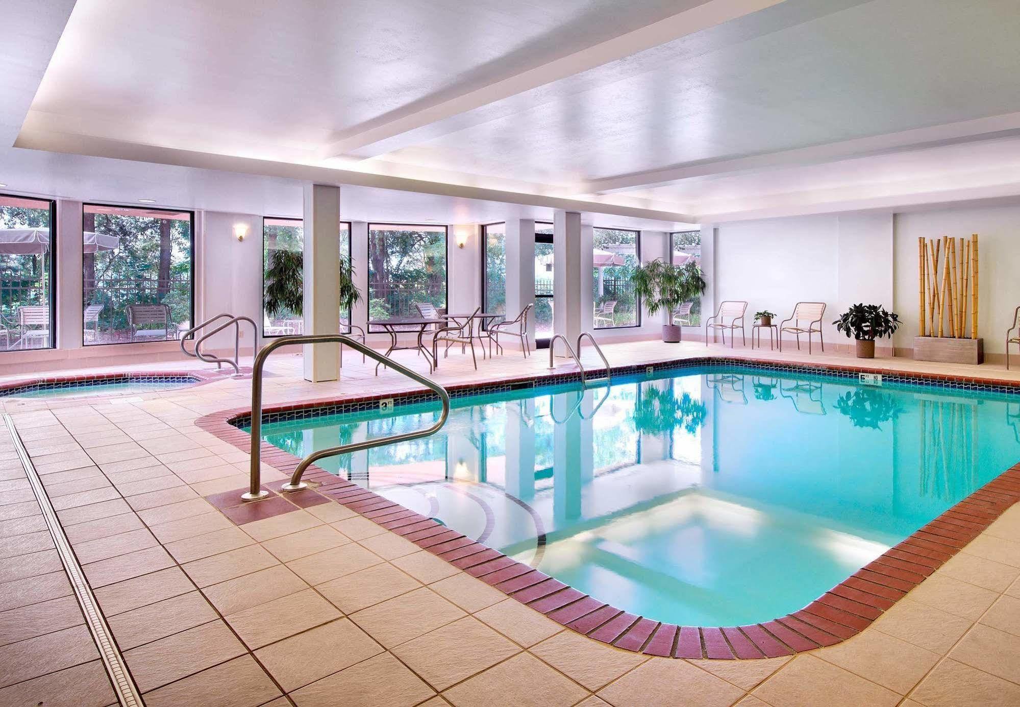 Courtyard 3*