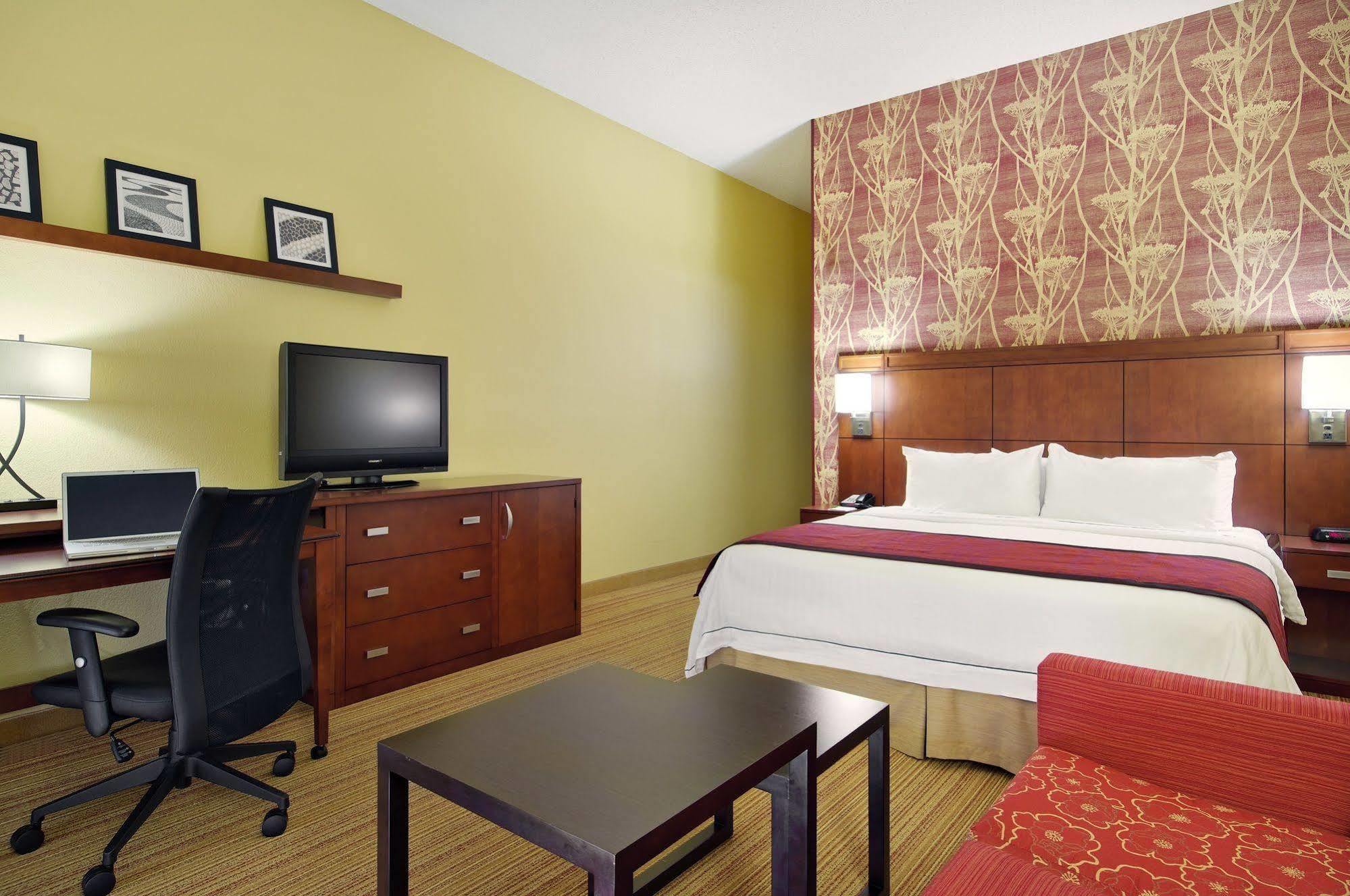 Courtyard Hotel 3*