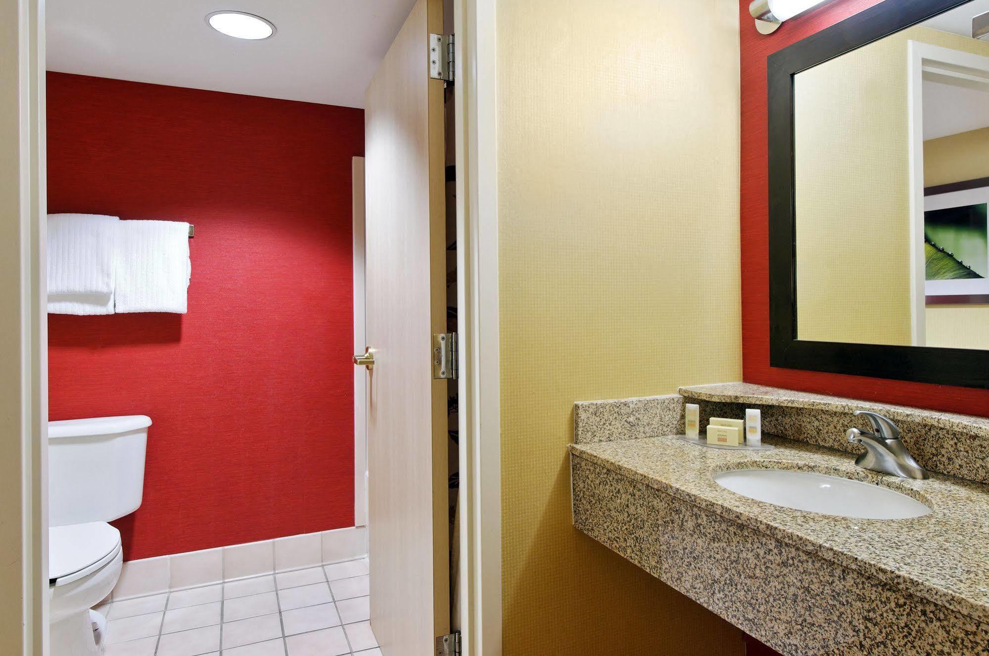Courtyard 3*