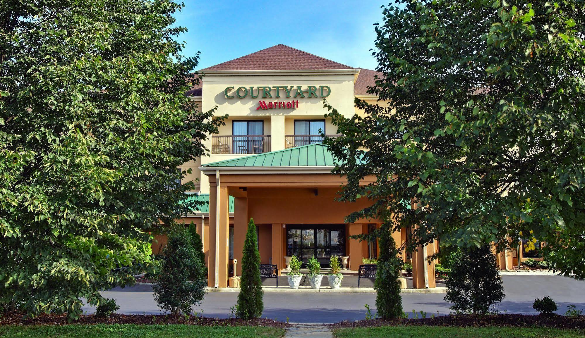 Courtyard Hotel 3*